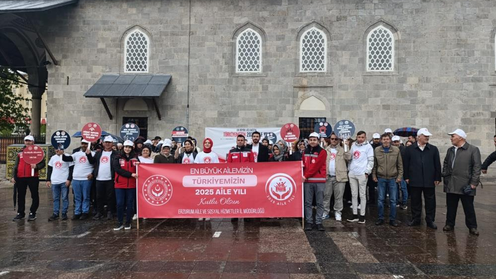 Aile yılı kortej yürüyüşü yağmura rağmen gerçekleşti