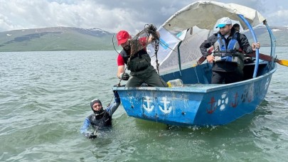 “Hayalet Sepet” avcıları Çıldır Gölünü temizledi
