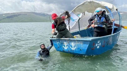 “Hayalet Sepet” avcıları Çıldır Gölünü temizledi