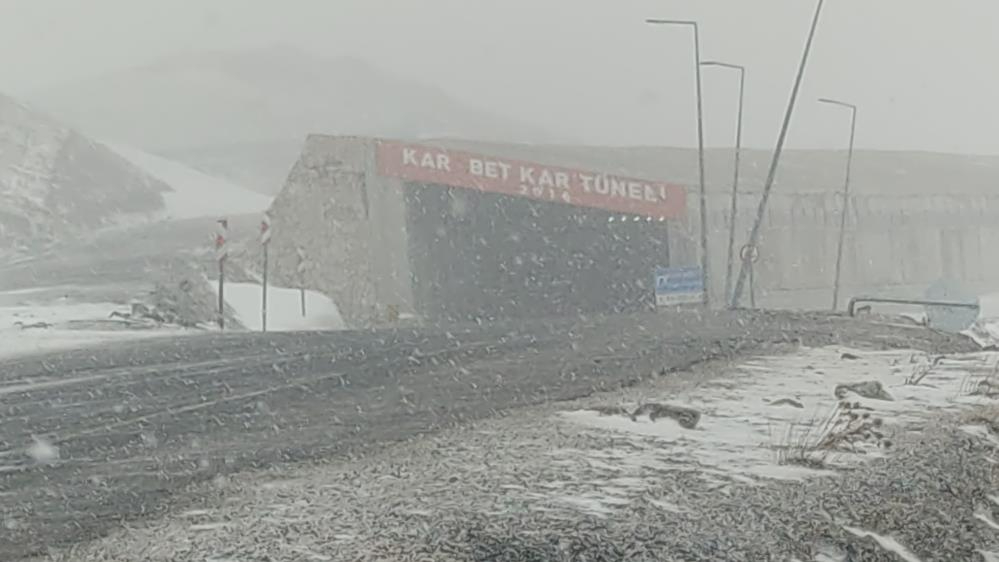 Karabet Geçidi'nde lapa lapa kar yağdı