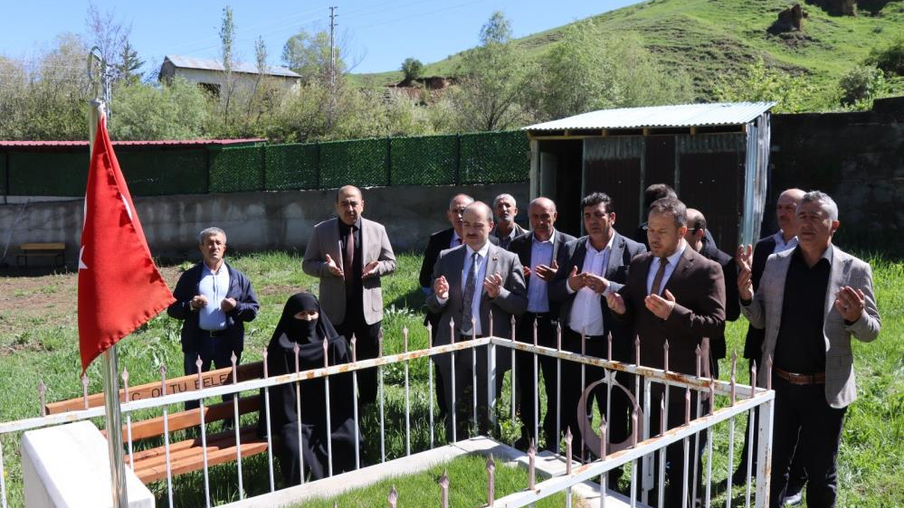 Şehide kabri başında anma