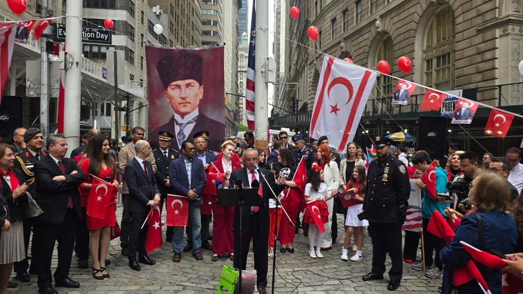 ABD’de Türk bayrağı göndere çekildi