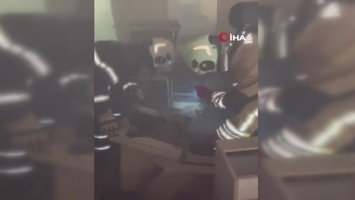 Alevlerin arasında mahsur kalan yavru kedileri miyavlamaları hayata tutundurdu