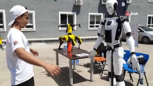 Lise öğrencilerinin tasarladıkları insansı robot ve köpek ilgi çekti