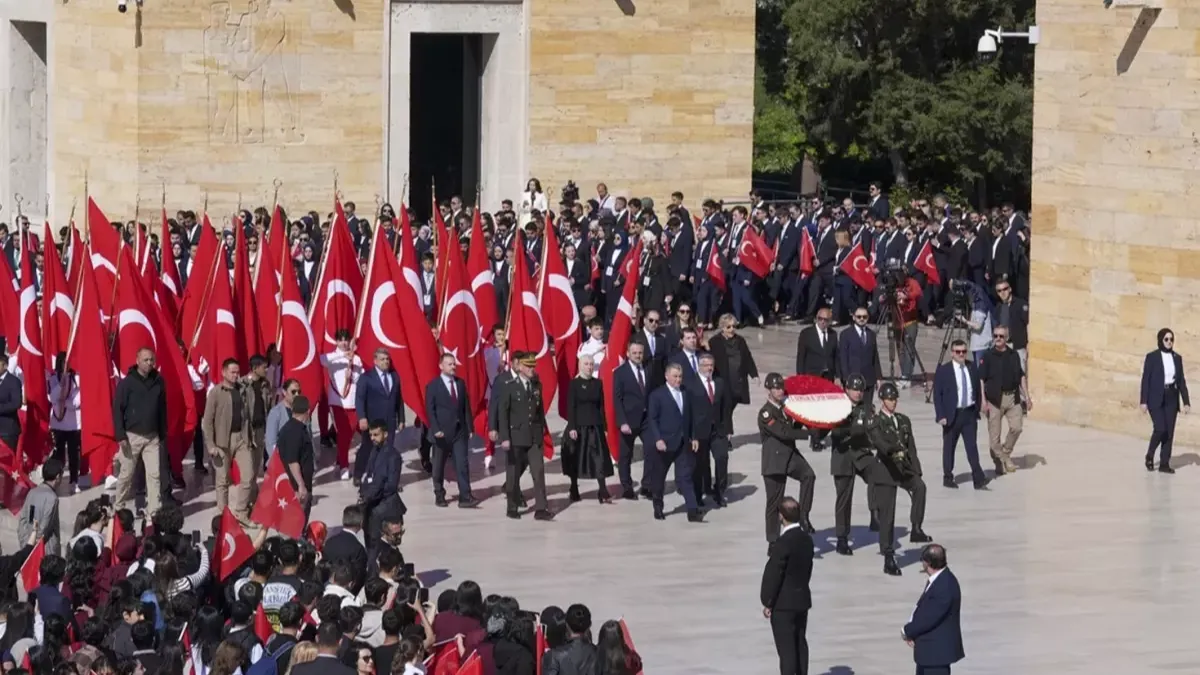 Bakan Bak, gençler ve sporcularla Anıtkabir'i ziyaret etti