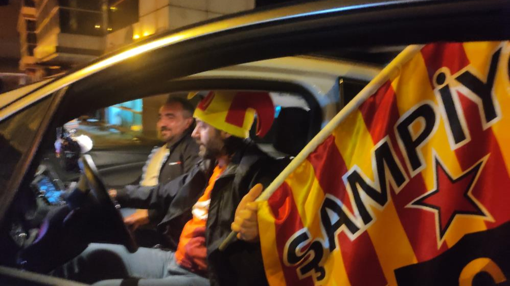 Galatasaray taraftarları şampiyonluğu kutladı