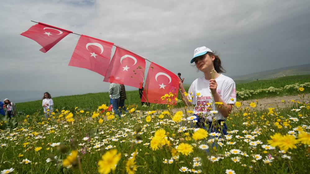 Muş’ta gençler Türk bayrağıyla doğada buluştu