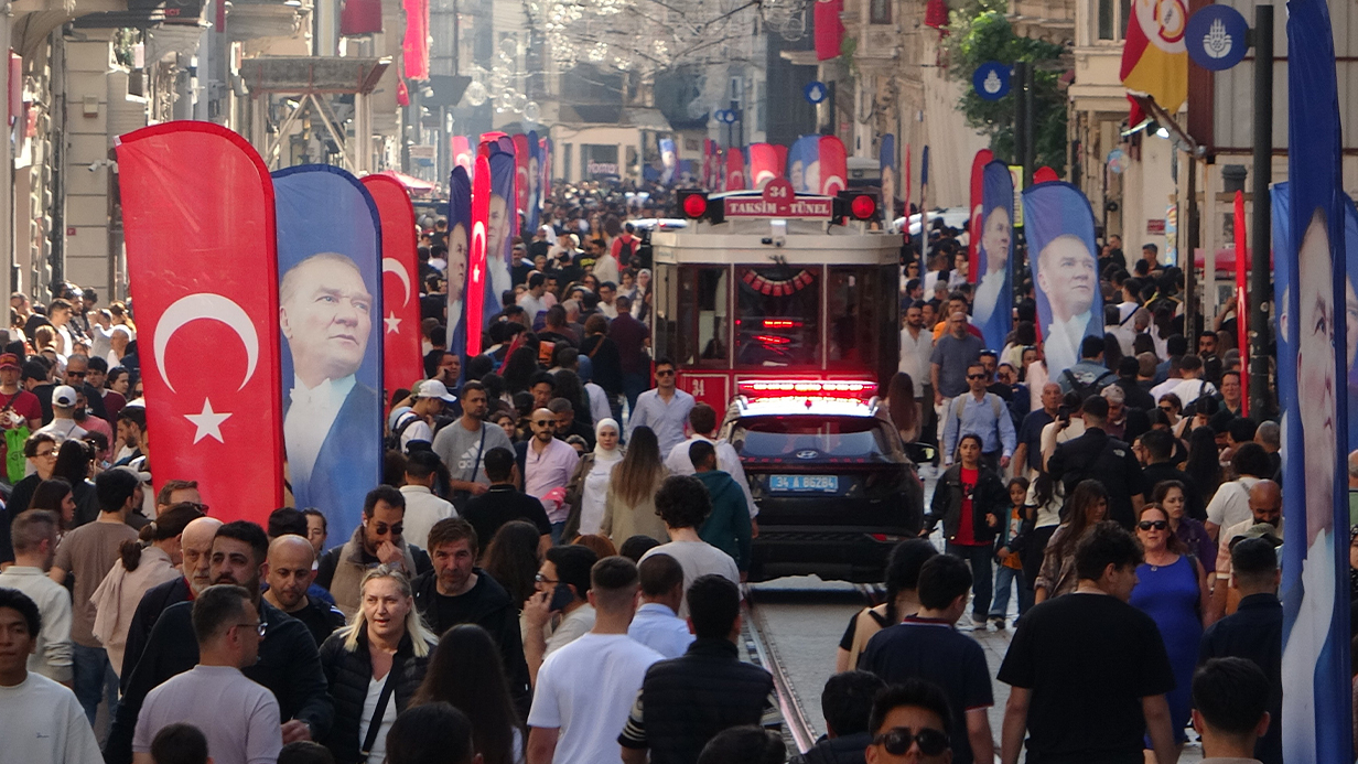 19 Mayıs’ta Taksim Meydanı ve çevresi Türk bayraklarıyla donatıldı