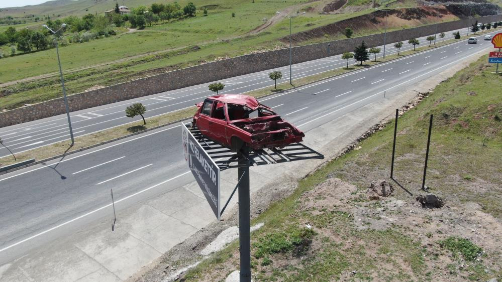 Emniyetten anlamlı uyarı: Yol kenarına yerleştirilen kazalı araç, sürücüleri yavaşlattı