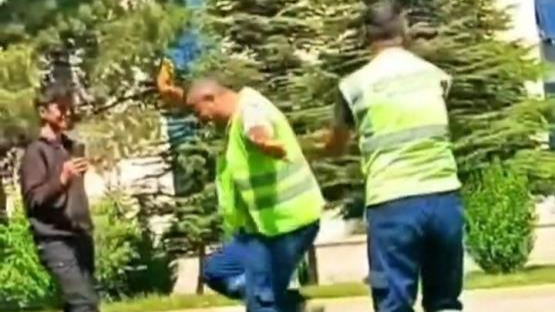 Davulun sesini duyan temizlik görevlileri, oynamaya başladı