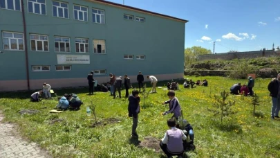 Öğrencilerden Fidan Dikimi Etkinliği
