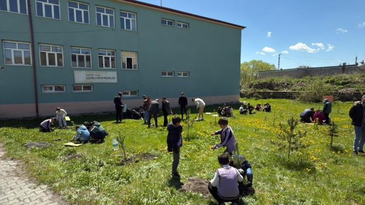 Öğrencilerden Fidan Dikimi Etkinliği