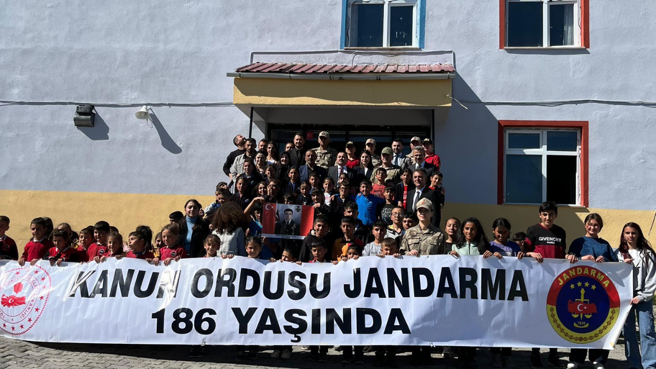 Hanak’ta uçurtmalar jandarma için uçtu