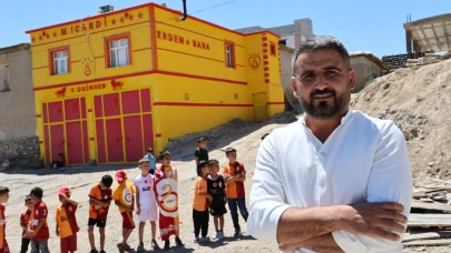 Galatasaraylı taraftar evinin dış cephesini sarı-kırmızıya boyatıp, Osimhen ve 5. yıldızı ekledi