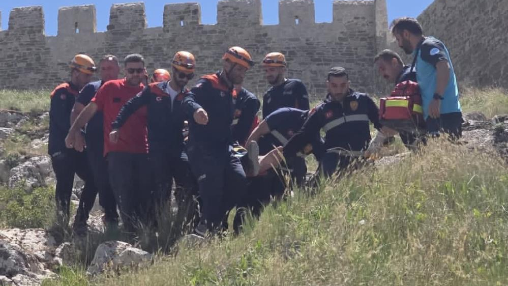 Van Kalesi&#039;nde kayalıklarda mahsur kalan şahıs kurtarıldı