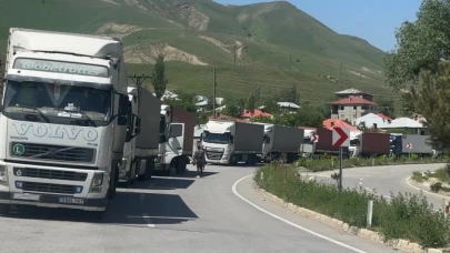 Türkiye-İran sınırında 2 kilometrelik tır kuyruğu