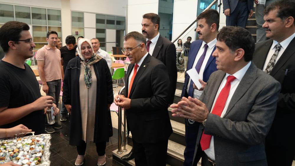 Devir-teslim töreninde rektör gözyaşlarını tutamadı