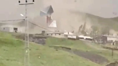 Kars'ta şiddetli rüzgar çatıları uçurdu: Korku dolu anlar kamerada
