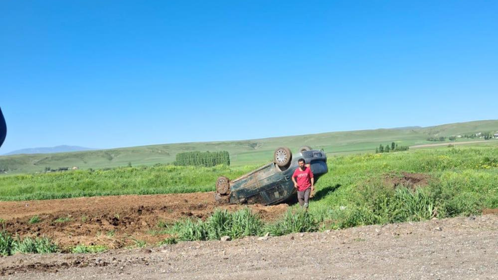 Akyaka’da otomobil takla attı: 1 yaralı