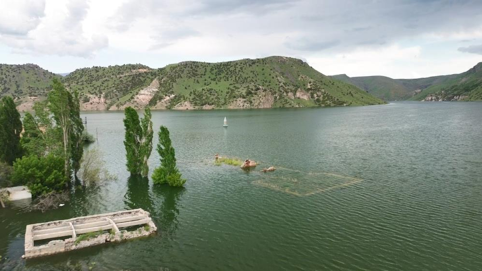 Kars'ta baraj kapakları kapatıldı, köy sular altında kaldı