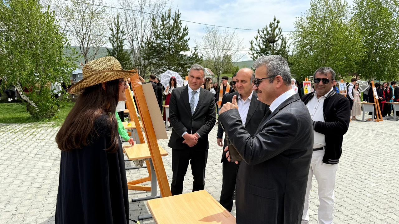15 Temmuz Şehitler Anadolu Lisesi’nde Edebiyat Sergisi