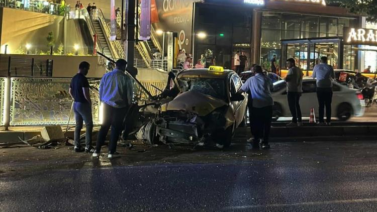 Elazığ’da otomobil refüjdeki bariyerlere çarptı: 1 yaralı