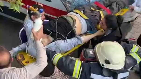 Çatıda fenalaşan adamın imdadına itfaiye koştu