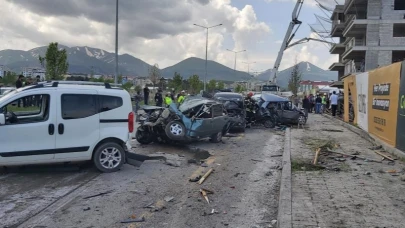 Kontrolden çıkan beton mikseri park halindeki 8 aracı biçti