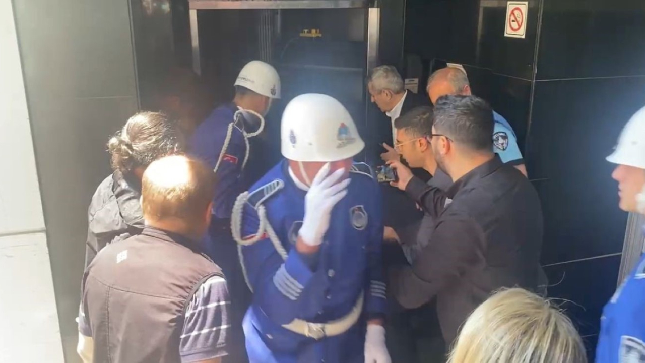 İlhan Şeşen’in cenazesi asansörde mahsur kaldı