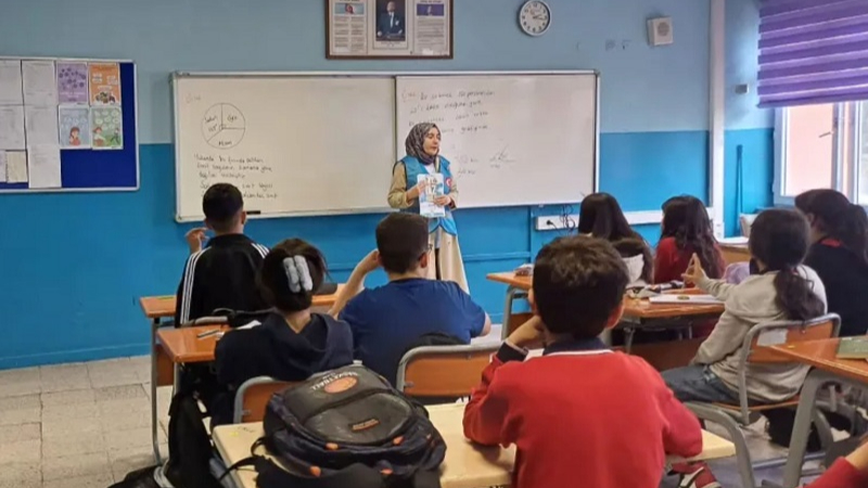 TÜGVA Ardahan’daki ortaokulları gezdi