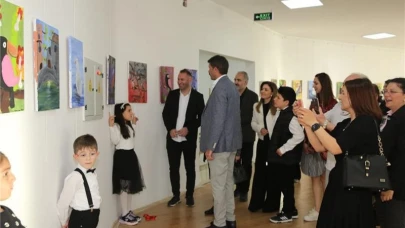 Minik ressamlar tablolarını ARÜ’de sergiledi