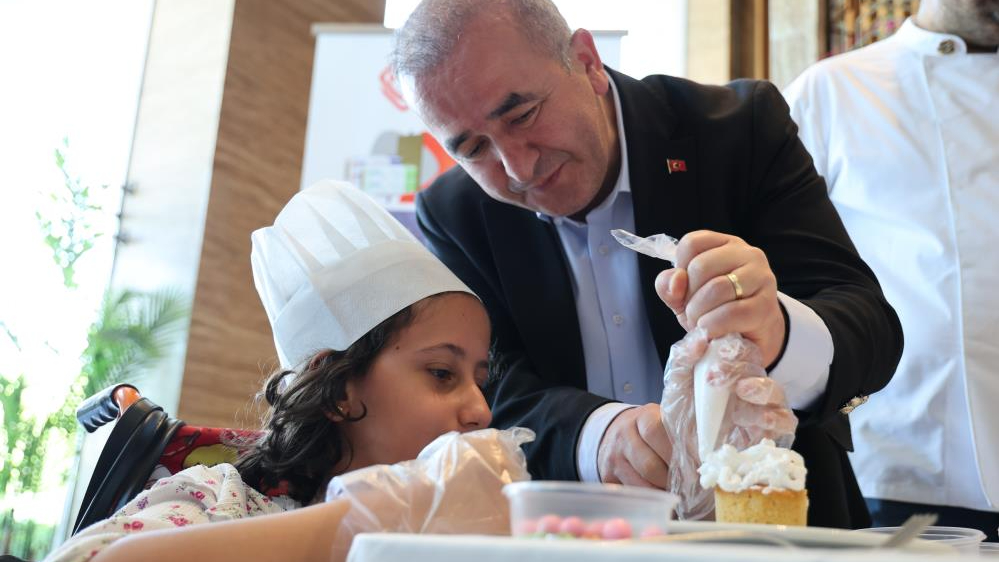Down sendromlu bireyler pasta süsleme yarışmasında hünerlerini gösterdi