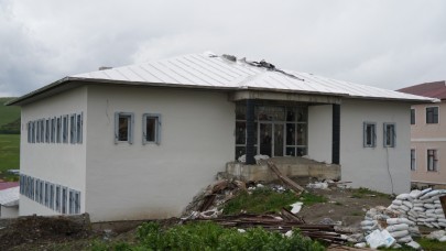 Damal’da yarım kalan sağlık ocağı tehlike saçıyor