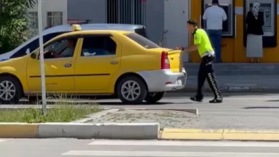 Bozulan aracın yardımına polis ekibi yetişti