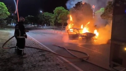 Van'da park halindeki araca çarpan otomobil alev alev yandı