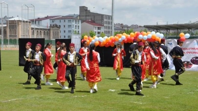 Kars'ta Halk Oyunları Şenliği renkli görüntülere sahne oldu