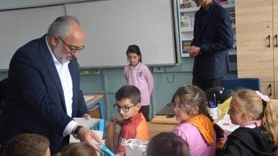 İl Müftüsü Karadeniz, Kur’an’a geçen öğrencilere hediyelerini verdi