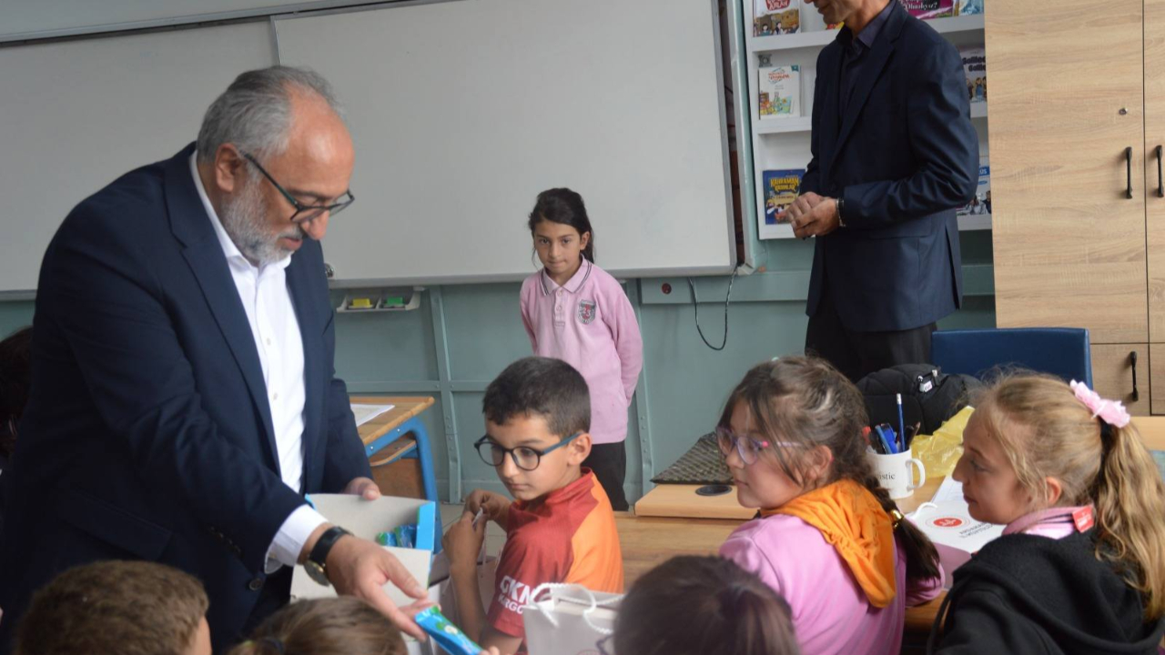İl Müftüsü Karadeniz, Kur’an’a geçen öğrencilere hediyelerini verdi