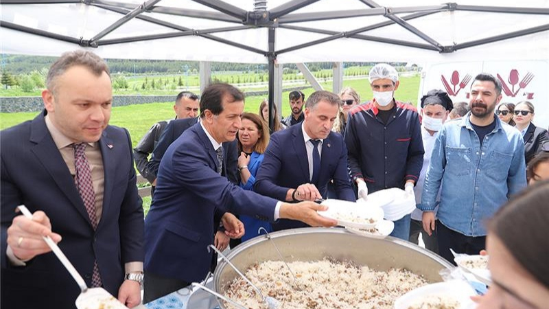 Emiroğlu, lise son sınıf öğrencilerine ARÜ’yü tanıttı