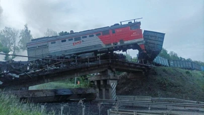 Rusya’da köprü, yolcu dolu trenin üzerine çöktü: 7 ölü
