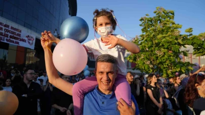 Binlerce balon minik Elif Azra için gökyüzüne bırakıldı