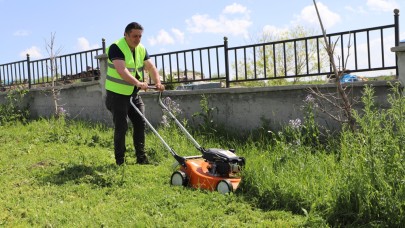 Müdürler ot biçiyor