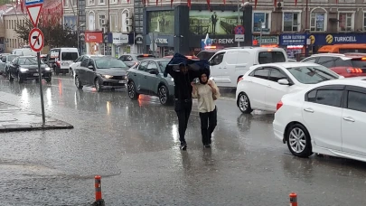 Erzurum'da sağanak hayatı felç etti