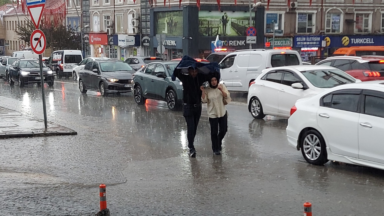 Erzurum'da sağanak hayatı felç etti