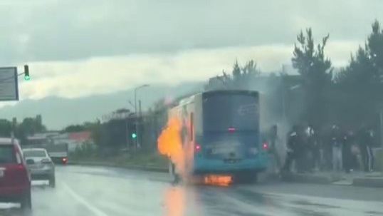 Otobüs bir anda alev aldı, yolcular panikle kaçtı
