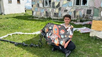 Kars'ta öğrenciler düşe kalka uçurtma uçurdu