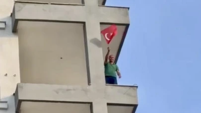 Hasarlı bina yıkımında iş makinesi operatörünün Türk bayrağı hassasiyeti
