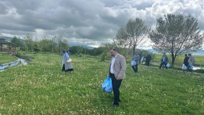 Başkan Aydın, temiz çevre için kolları sıvadı: Parkta çöp topladı