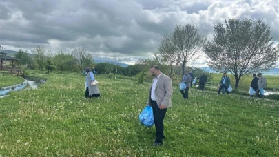 Başkan Aydın, temiz çevre için kolları sıvadı: Parkta çöp topladı