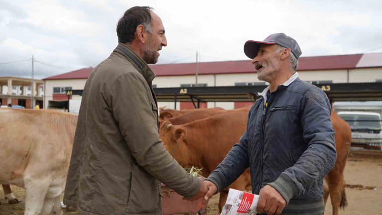 Kurban pazarlığı renkli ve samimi görüntülere sahne oldu: Fiyatta orta yolu bulunca sarılıp kucaklaştılar